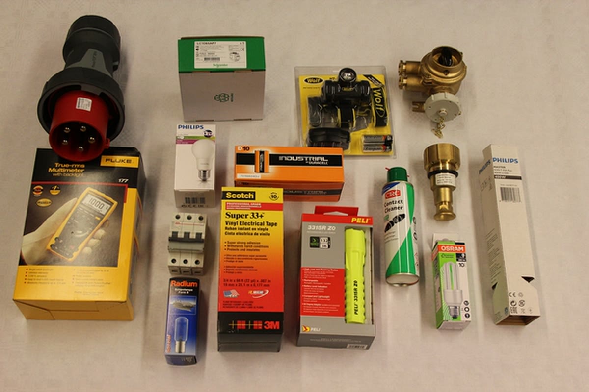 Produktauswahl aus dem Lager: CEE-Stecker, Multimeter, Leuchtmittel, Kopf- und Taschenlampen, Messing-Armaturen und Batterien