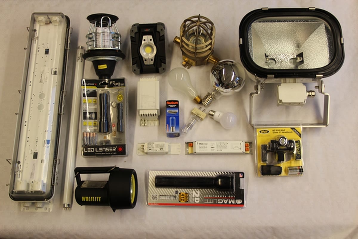 Produktauswahl aus dem Lager: Leuchtstoffarmatur, Flutlichtstrahler, Hand- und Taschenlampen, Fassungen und Röhren