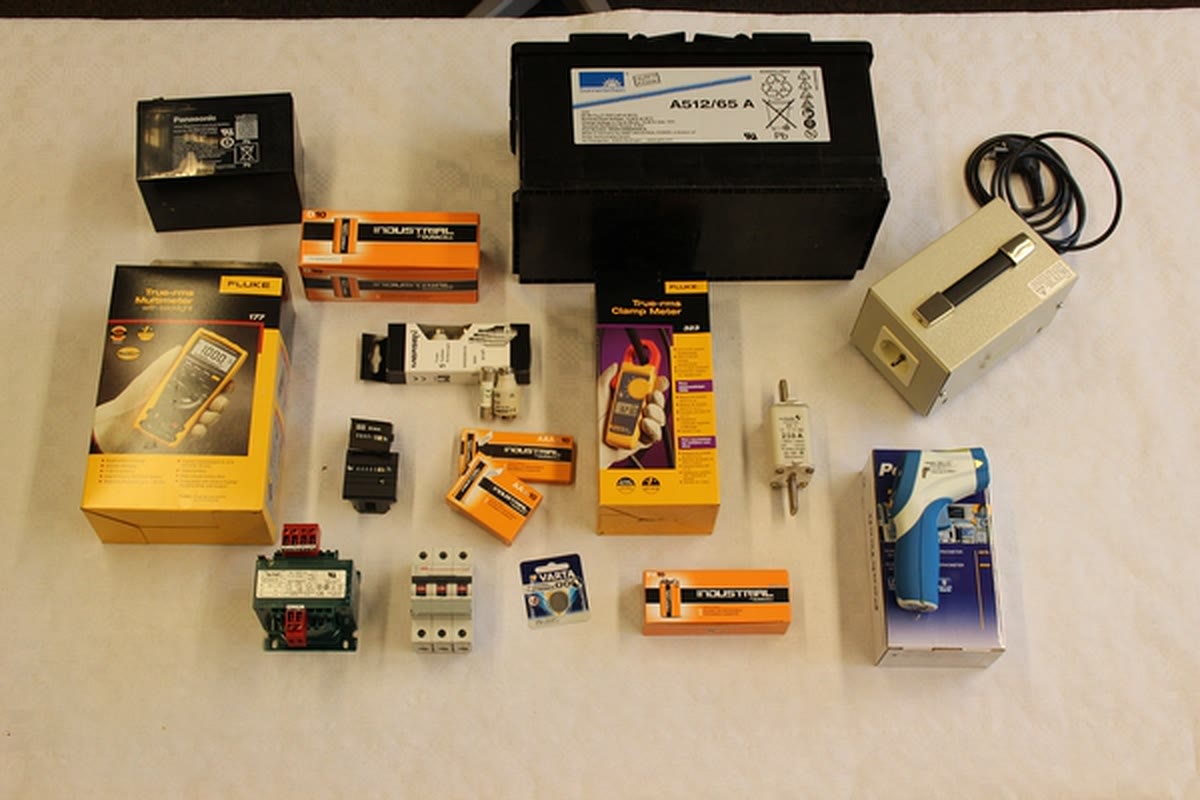 Produktauswahl aus dem Lager: Akkus und Batterien, Multimeter, Stromzange, NH-Sicherung, Trafo und Schaltgeräte