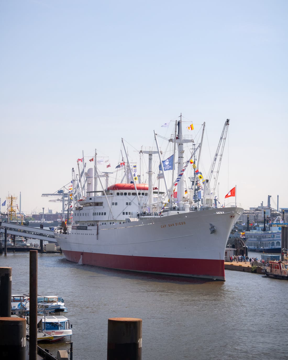 Der historische Stückgutfrachter Cap San Diego im Hamburger Hafen